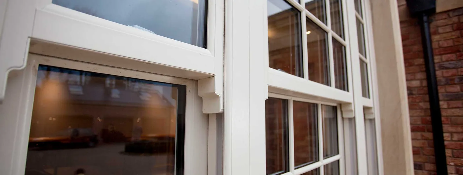 Vertical sliding sash windows with run-through horns